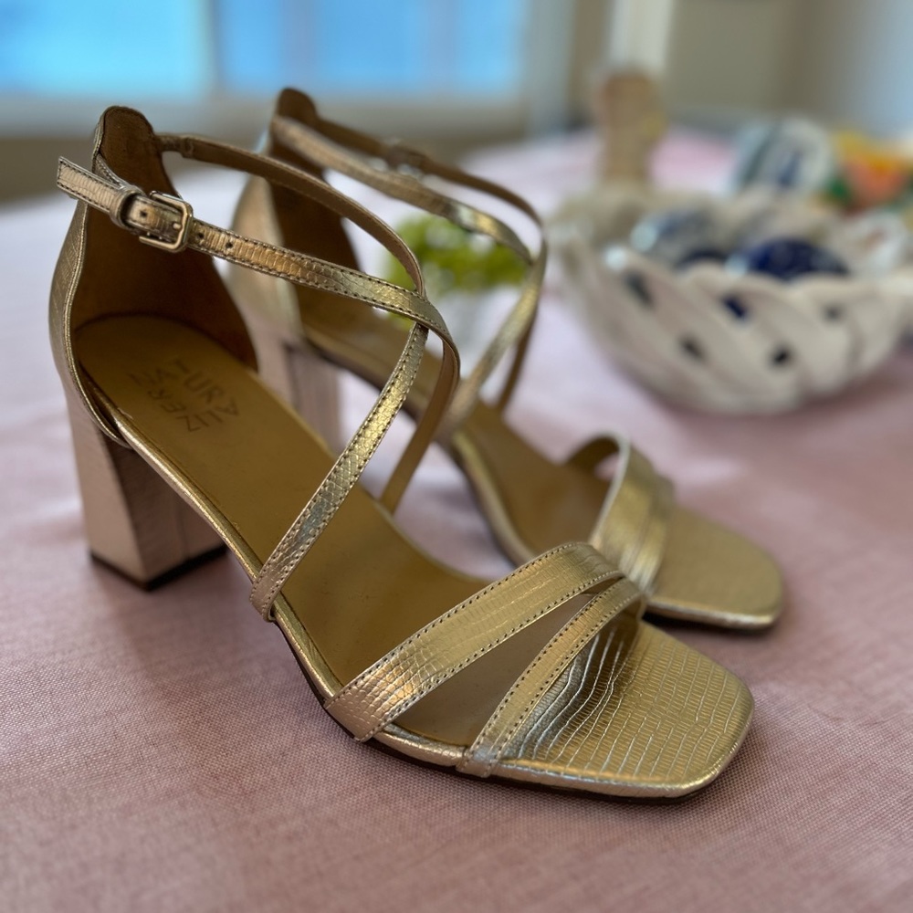 Holidays! NWOB Naturalizer gold sandal